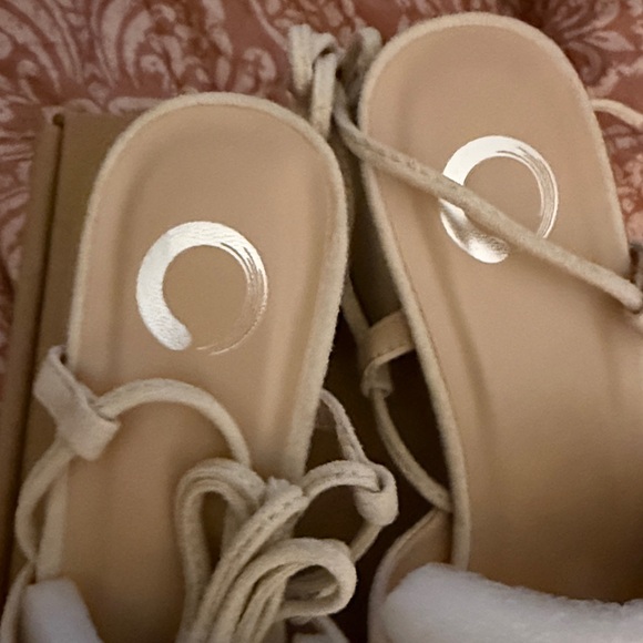Journee Collection Cream Heeled 7 1/2 Sandals - Picture 4 of 4